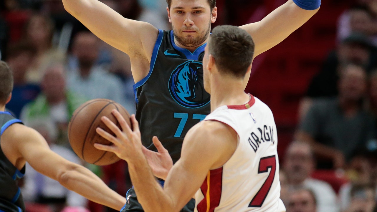 Dragic’s triple-double lifts Heat past Mavs, 105-99